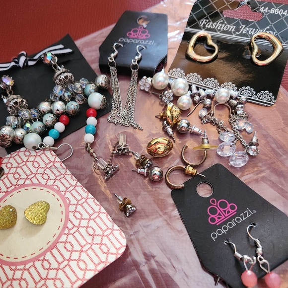 18 Pairs of Fashion Earrings Variety Colors & Shapes Daisy, Stars, Hearts, Pearl - Picture 7 of 11